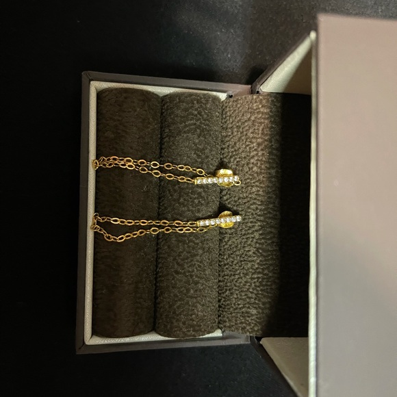 Gold tone chain link earrings - Picture 2 of 3